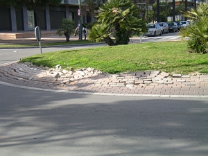 Estat lamentable de la rotonda situada en el creuament entre l'avinguda del mar i el carrer Tellinaires de Gav&agrave; Mar